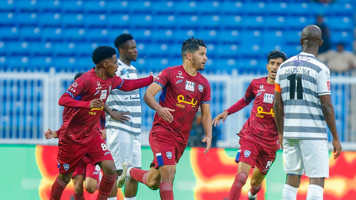 جانب من لقاء أبها والطائي