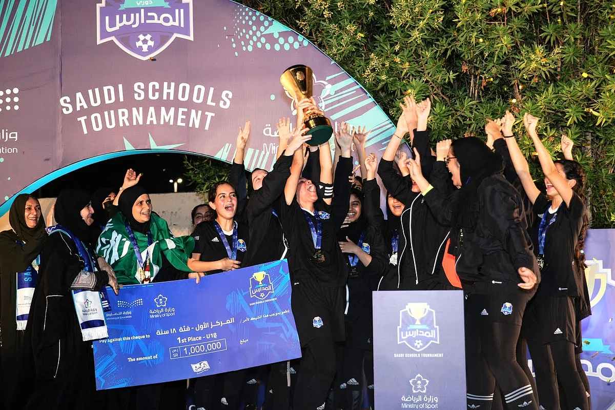 فريق ثانوية دار الحنان يتوج بالكأس