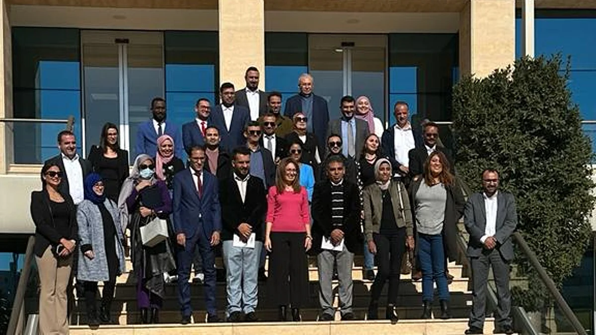 صورة جماعية لخريجي زمالة الصحافة للحوار