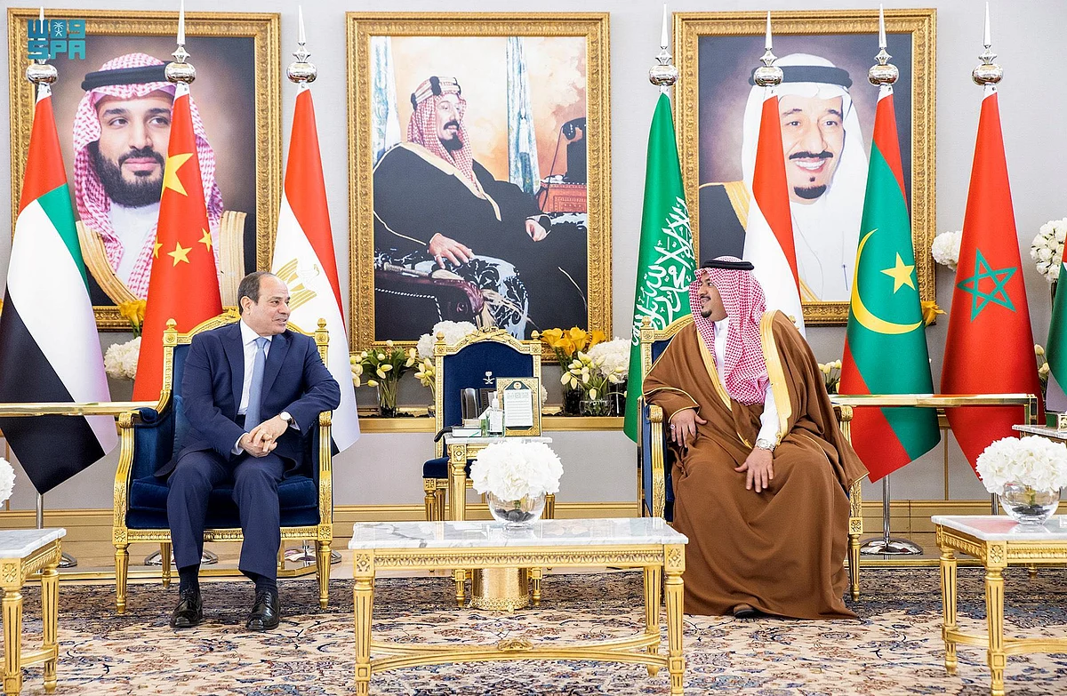 الرئيس المصري يصل إلى الرياض للمشاركة في القمة العربية الصينية