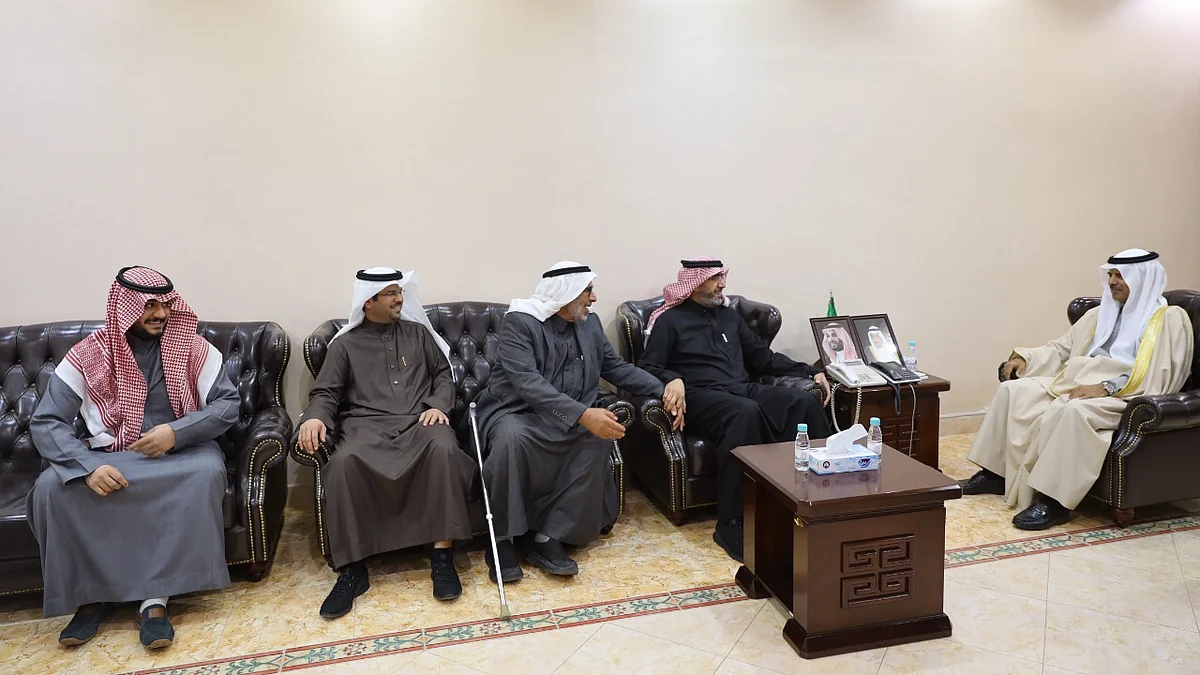 محافظ الزلفي مسفر العتيبي خلال اللقاء
