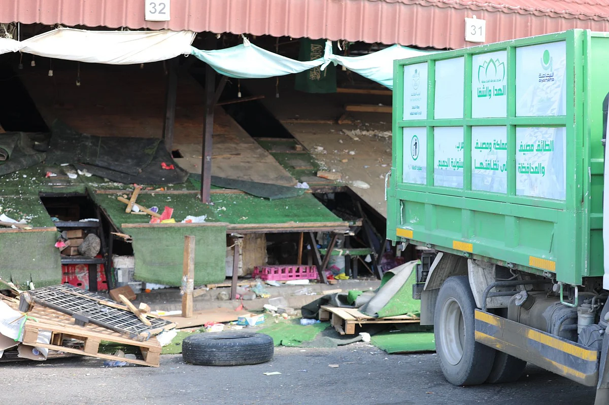 بالصور.. "أمانة الطائف" تُزيل بسطات سوق الفواكه المخالفة بعقبة الكُر