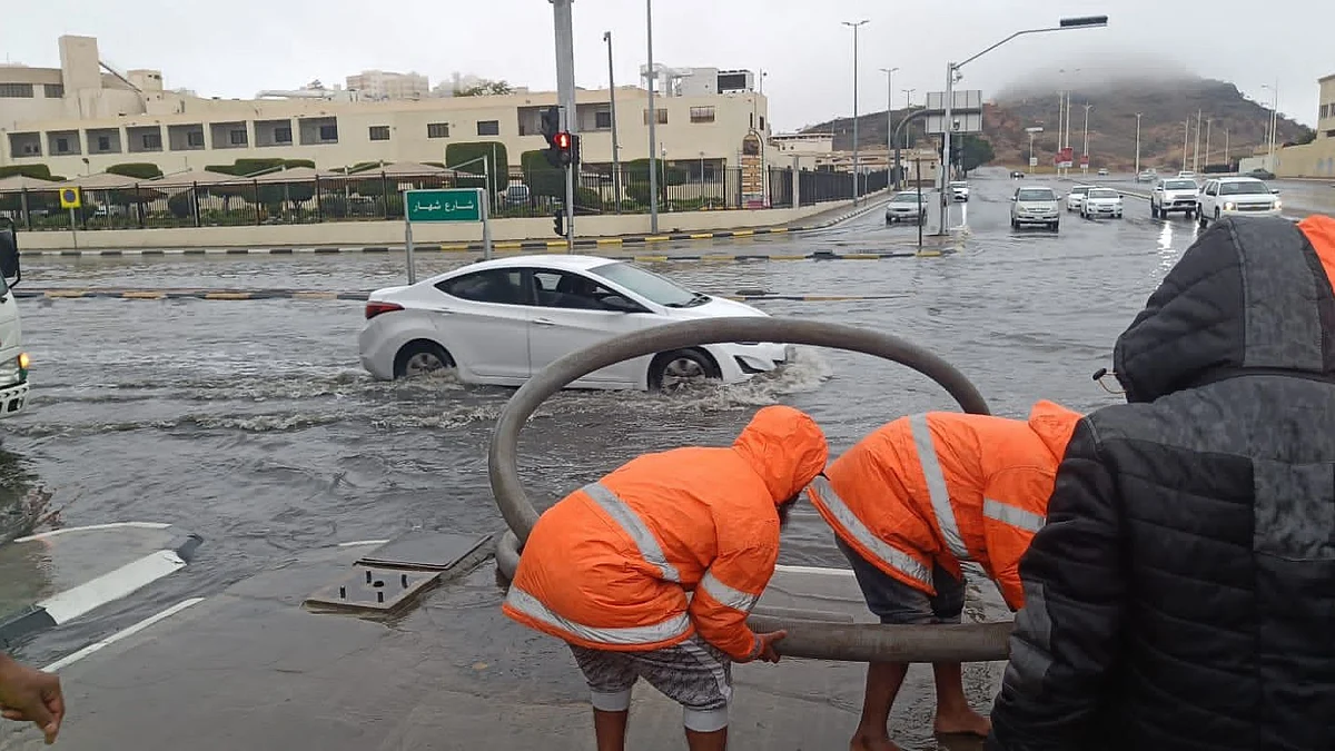 فرق أمانة الطائف تعمل على احتواء آثار الأمطار