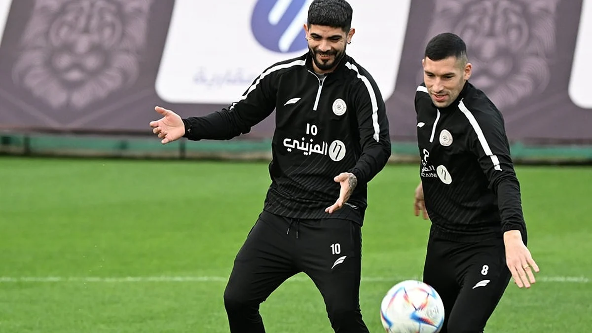 جانب من تدريبات لاعبي الشباب