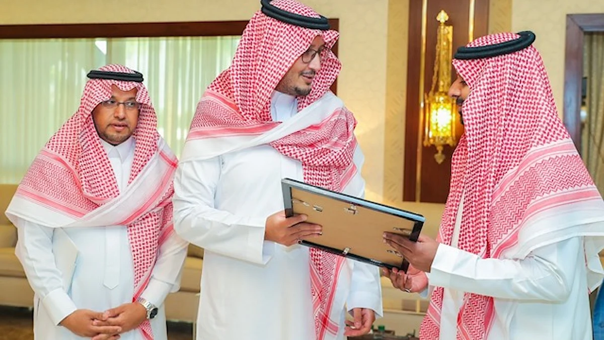 الأمير أحمد بن فهد يتسلم شهادة الاعتراف الدولي