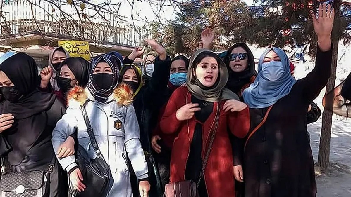 أفغانيات يتظاهرن ضد منعهن من العمل