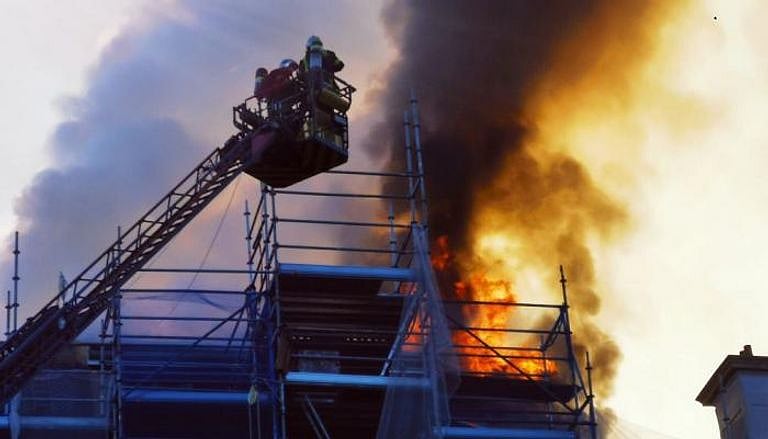 10 قتلى بينهم 5 أطفال في حريق مبنى قرب مدينة ليون الفرنسية