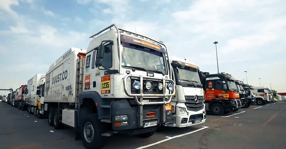 مركبات رالي داكار تصل ميناء ينبع