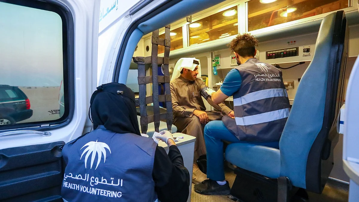 جانب من تقديم خدمات الرعاية الصحية للمستفيدين
