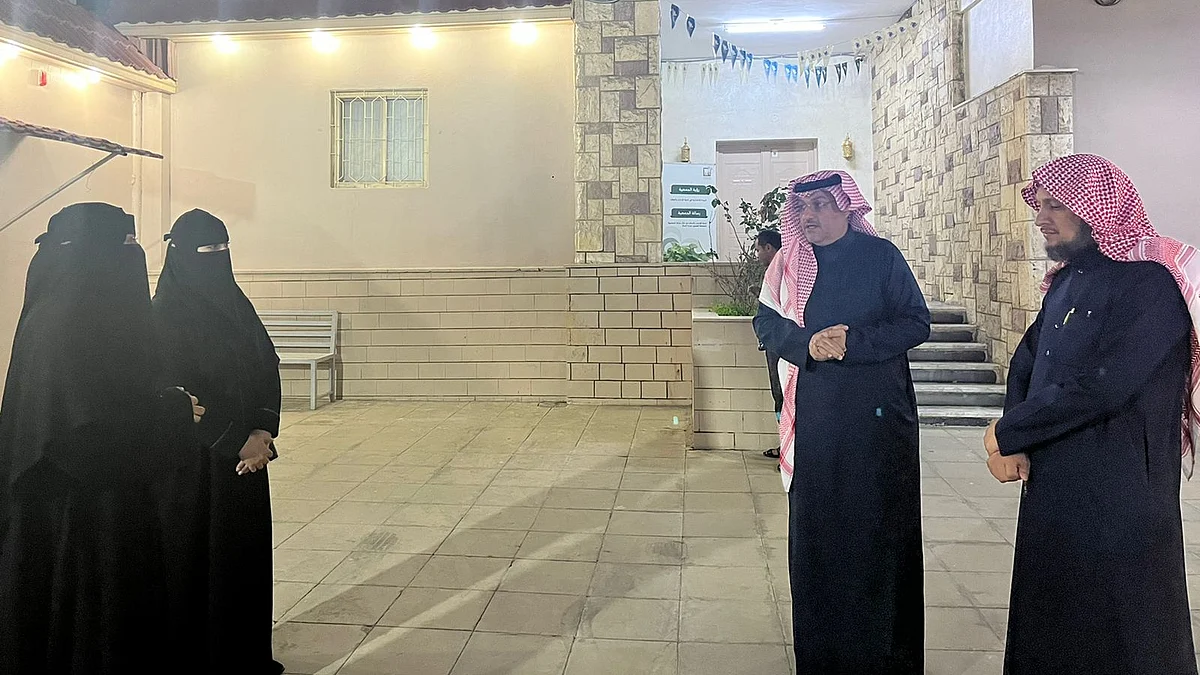 يوسف آل خثيم يقف على المستجدات الخاصة بالأعمال التطوعية