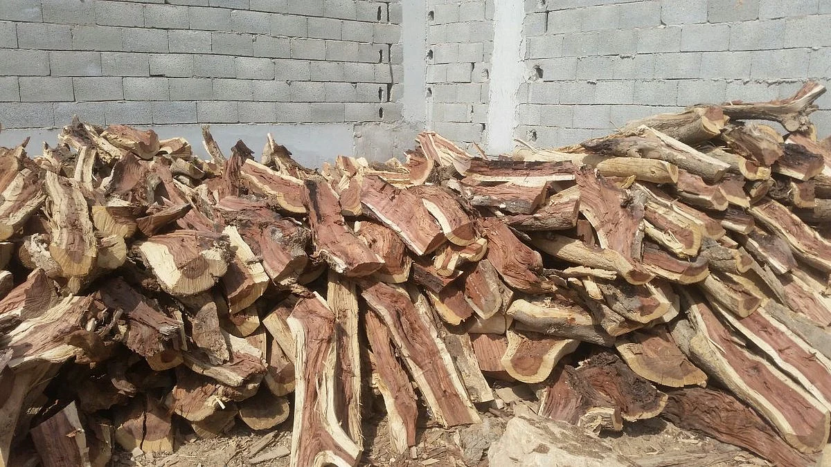ضبط 4 مخالفين بحوزتهم حطب محلي معروض للبيع في 3 مناطق