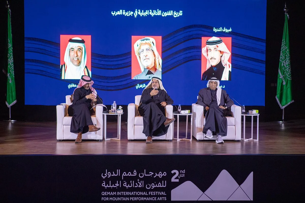 متحدثون في أولى فعاليات البرنامج الثقافي لمهرجان "قمم الدولي للفنون الأدائية الجبلية"