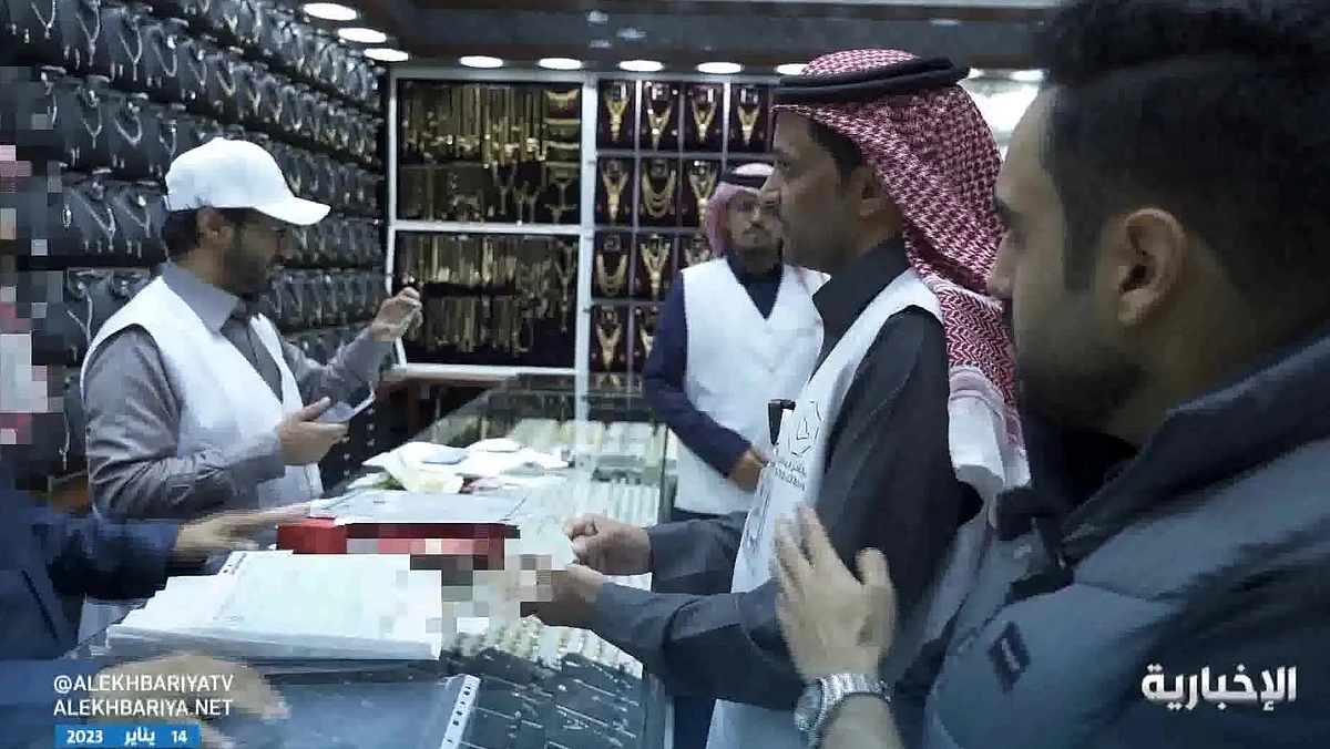 مداهمات التوطين تفضح التستر.. عامان على شروط الرخصة المهنية بقطاع الذهب وما زال التحايل مستمرًّا