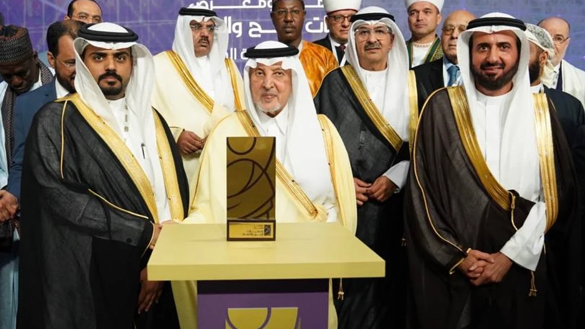 الأمير خالد الفيصل خلال تكريمه أحمد الشريف