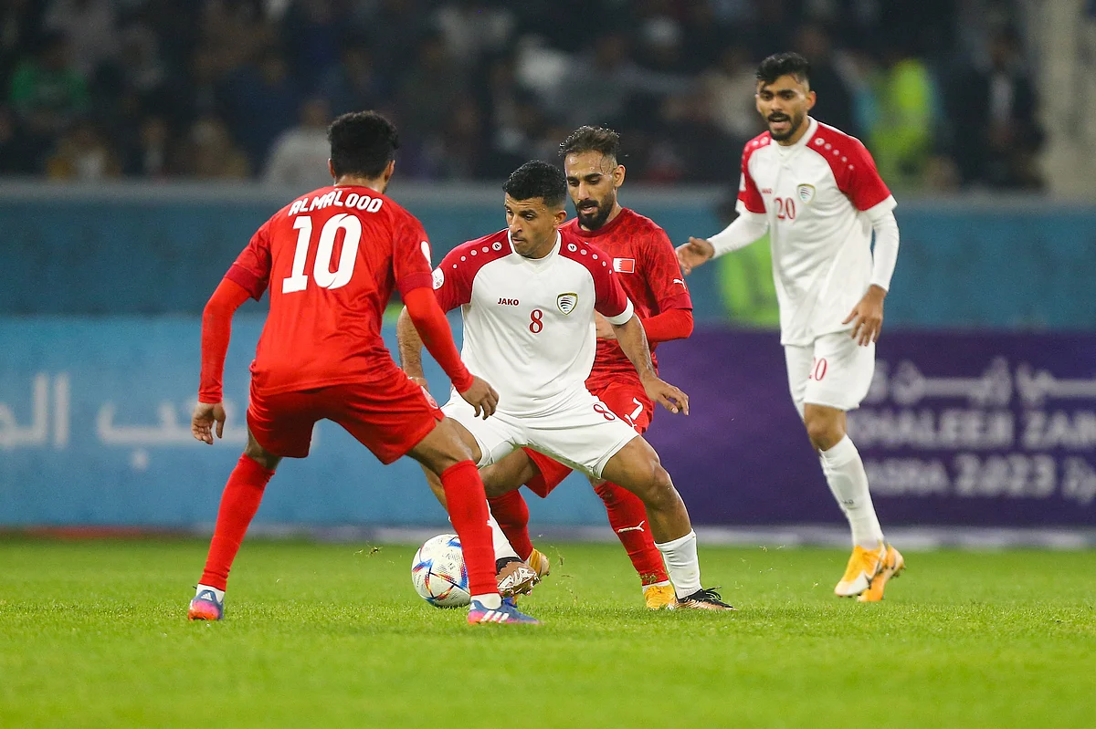 جانب من لقاء المنتخب العماني مع نظيره البحريني