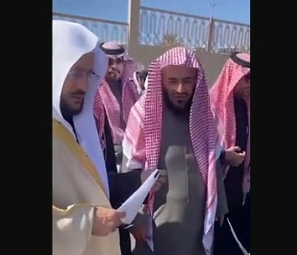شاهد.. "آل الشيخ" يبدي إعجابه بصورة فتاة متطوعة تشارك في نظافة أحد المساجد
