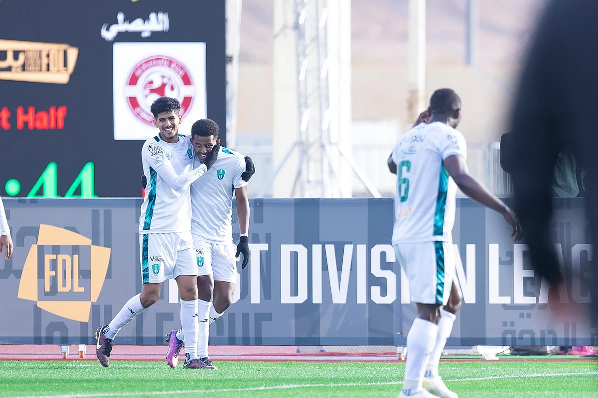 فرحة لاعبي الأهلي بالفوز على الفيصلي