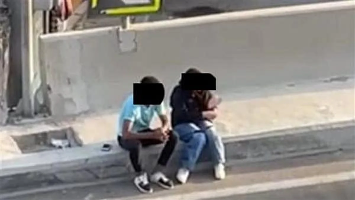 شاب وفتاة على أحد الجسور في القاهرة يقومان بأعمال منافية للآداب