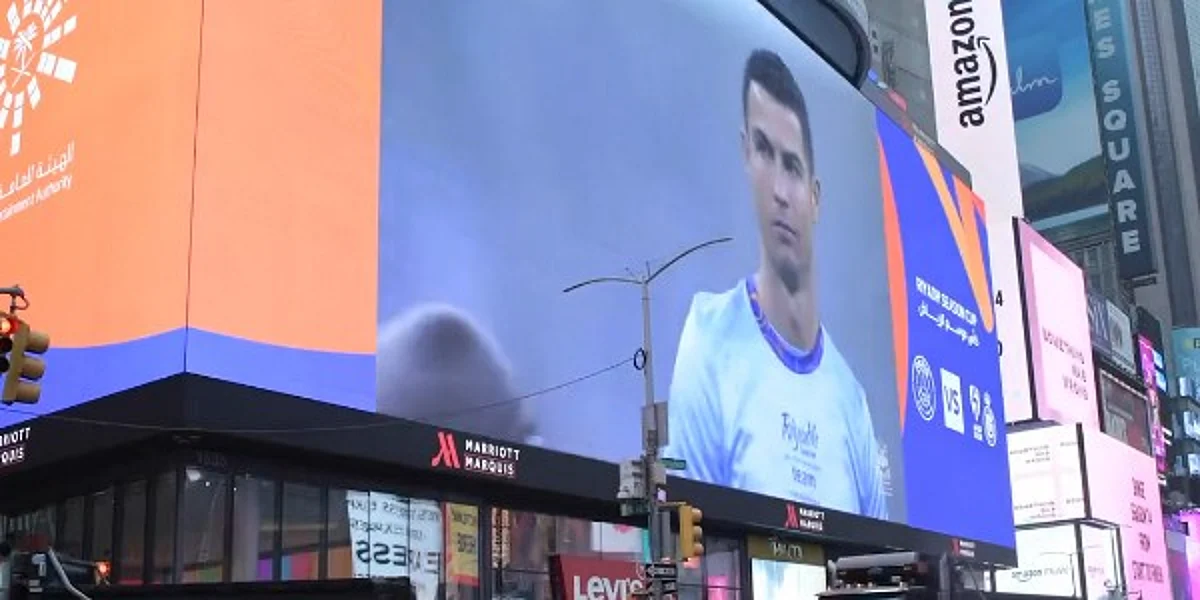 شاهد: من قلب نيويورك وعبر شاشة عملاقة.. "تايمز سكوير" يبث مباراة "كأس موسم الرياض"