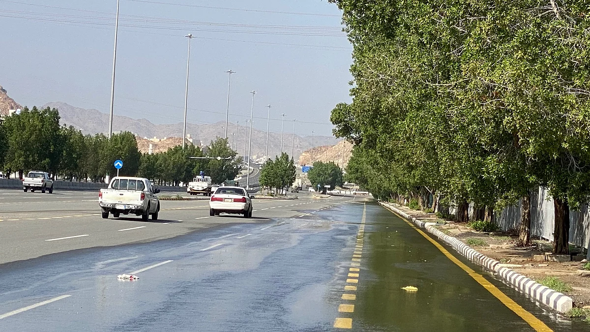 تسرب مياه في طريق المعيصم
