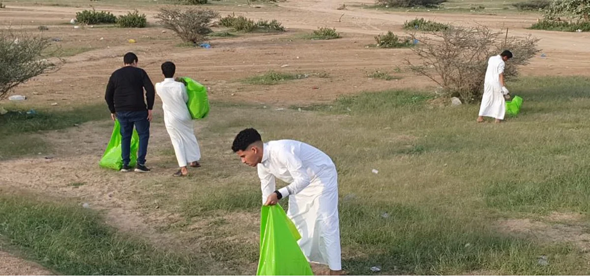 طلاب ثانوية الخندق خلال مشاركتهم في أعمال النظافة