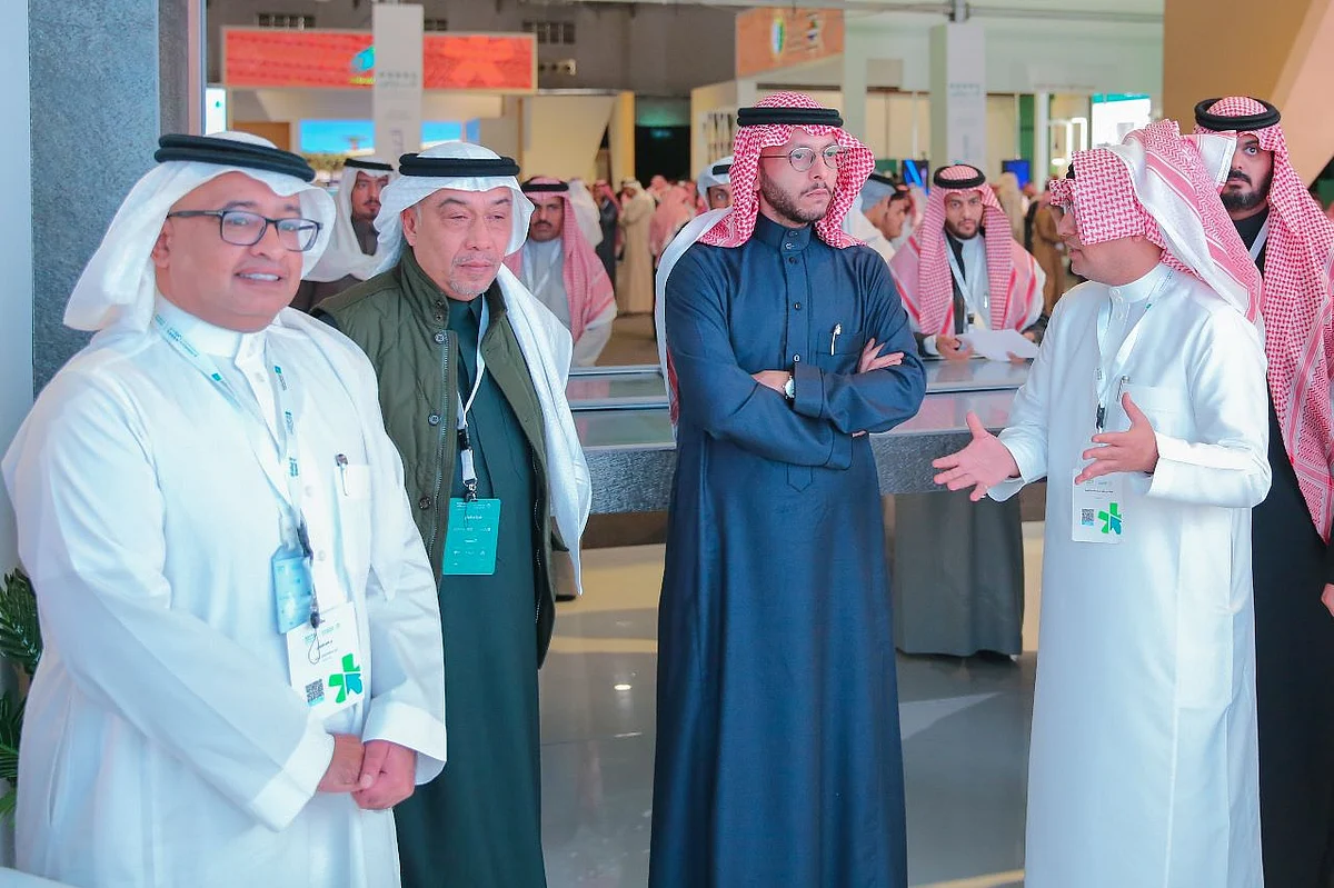 الأمير سعود بن نهار خلال زيارته ملتقى الاستثمار البلدي