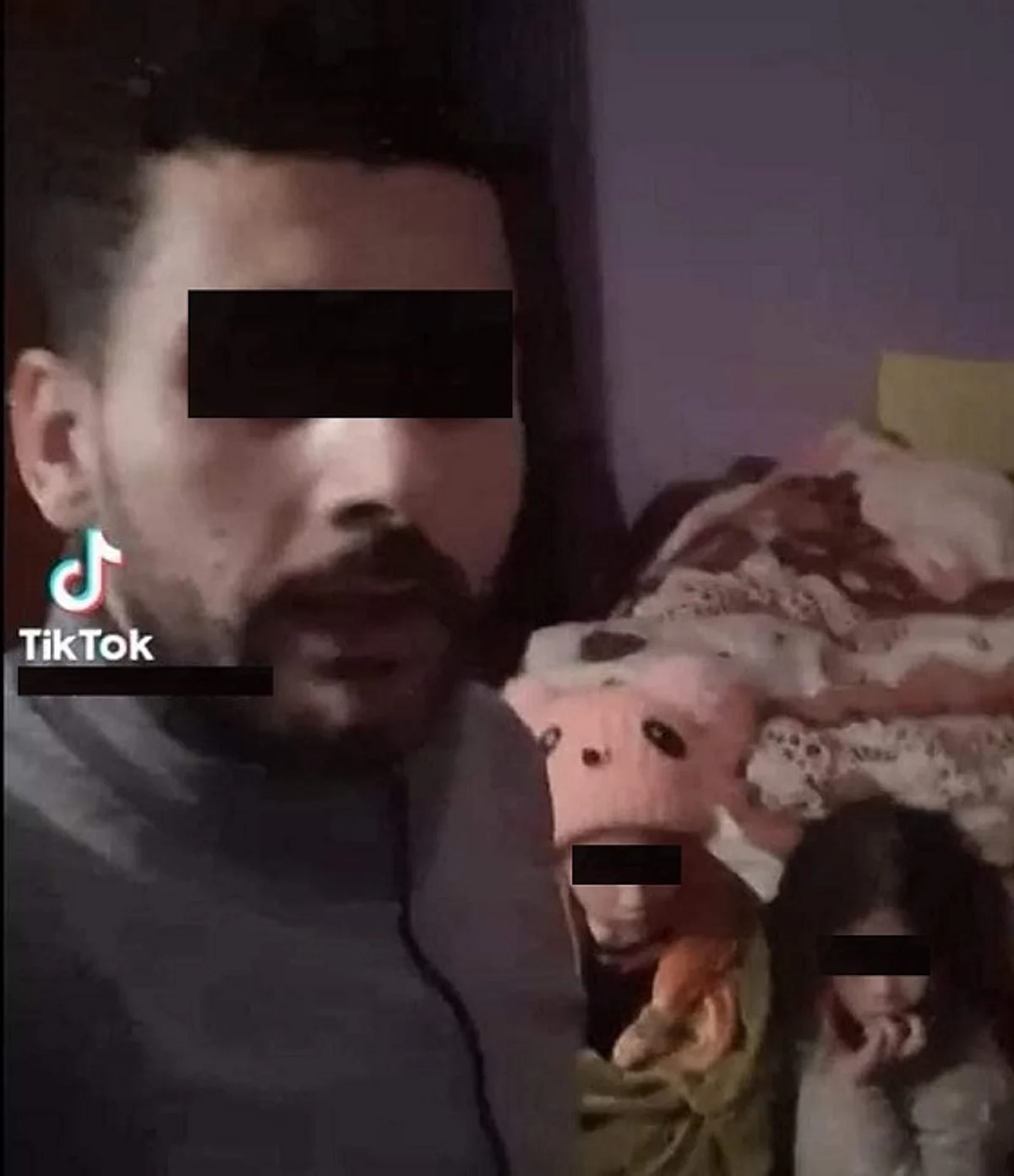 "صورة أب وأطفاله مع جثة أمّ بلا رأس ".. تفاصيل جريمة بشعة هزت مصر