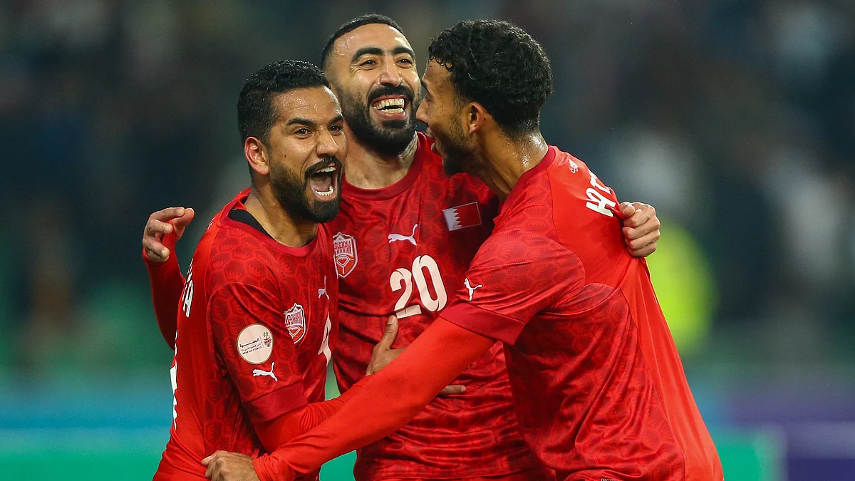 فرحة لاعبي المنتخب البحريني بتسجيل هدف في مرمى نظيره الكويتي