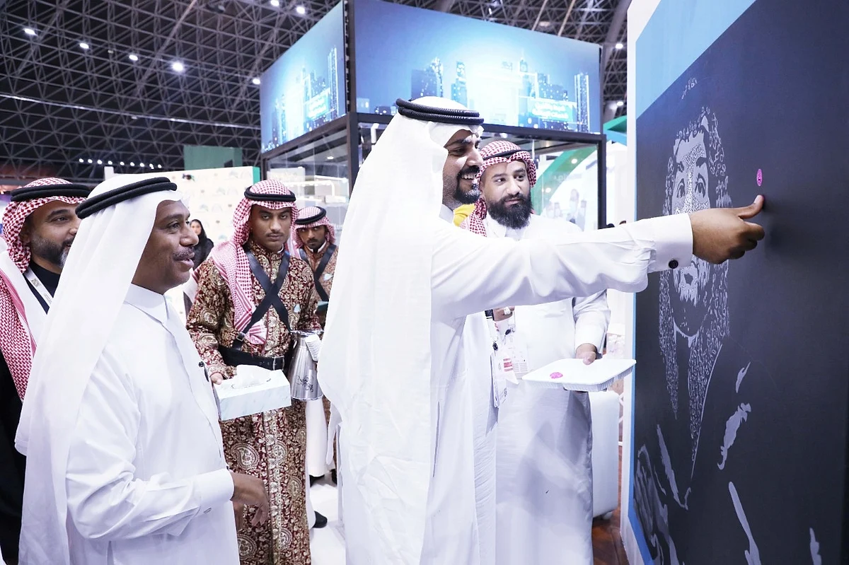 شاهد.. نائب وزير الحج وزوار "إكسبو الحج" يعبرون عن حبهم ببصماتهم على لوحة لولي العهد
