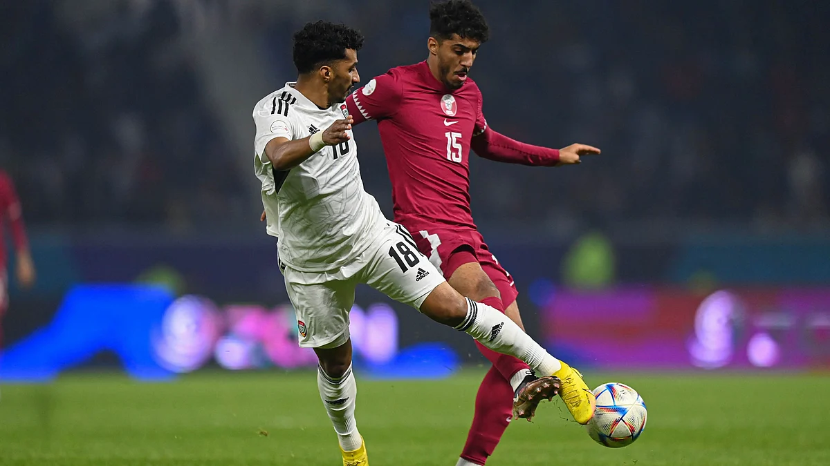 جانب من لقاء المنتخب القطري مع نظيره الإماراتي