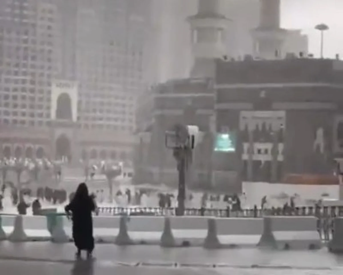 شاهد.. أمطار غزيرة تملأ جنبات الحرم المكي