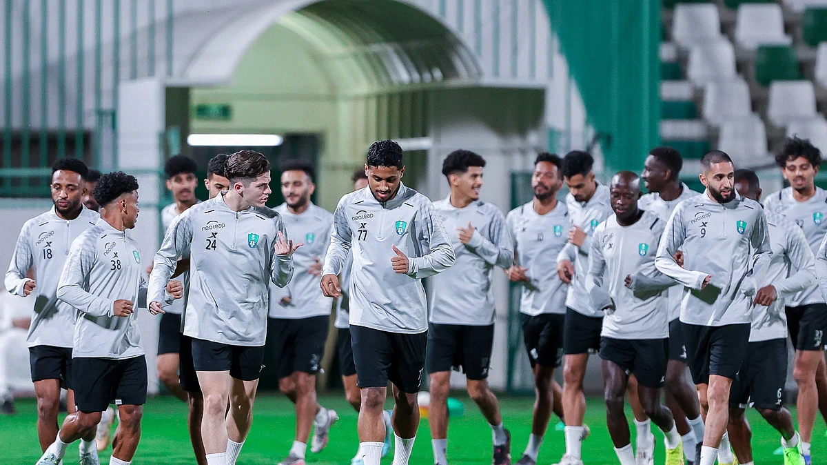 لاعبو الأهلي يؤدون التدريبات الجماعية