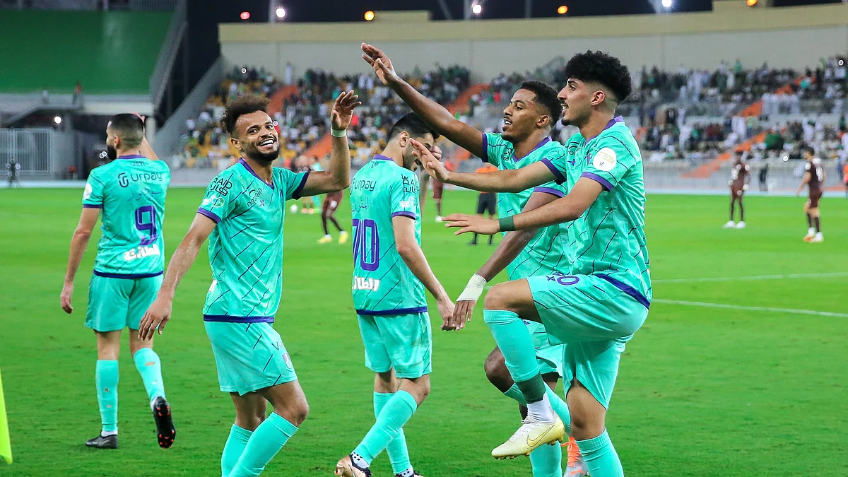 فرحة لاعبي الأهلي بتسجيل هدف في مرمى الجبلين