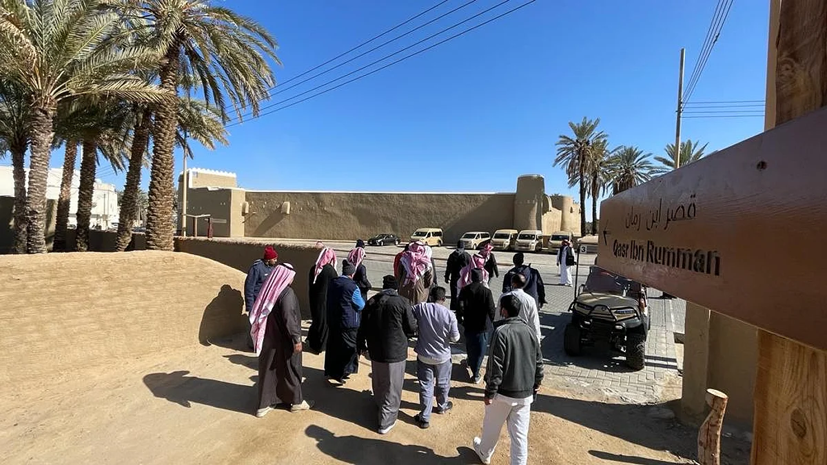 نزلاء التأهيل الشامل بتيماء يزورون المواقع الأثرية بالمحافظة