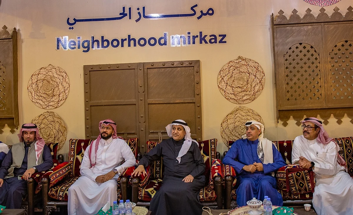 رئيس الهيئة الملكية للجبيل يطلع على البيوت التاريخية وسوق الليل بينبع