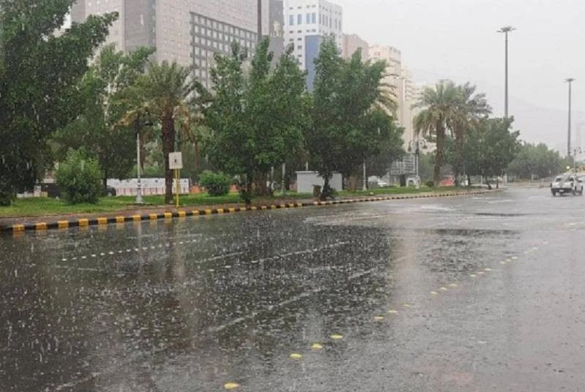 هطولات اليوم وغدًا.. "مركز الأزمات" يدعو سكان جدة لأخذ الحيطة والحذر
