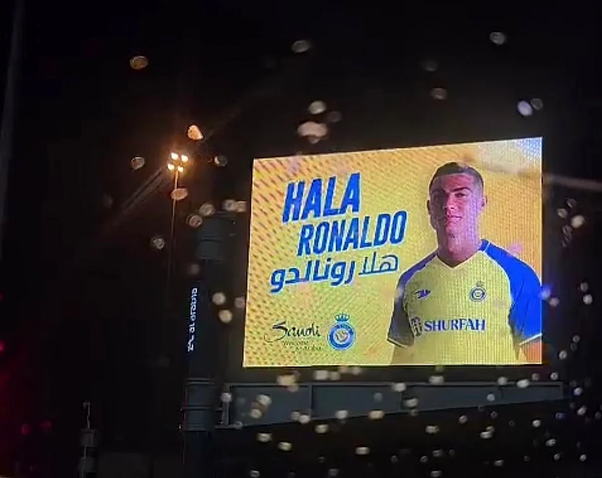 العاصمة السعودية الرياض ترحب بلاعب النصر " كريستيانو " .. "هلا رونالدو "