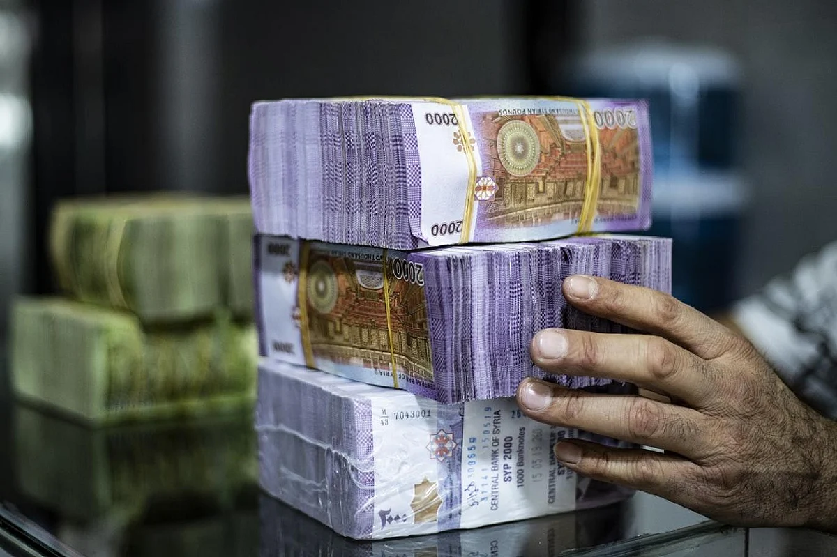 من 3,015 ليرة إلى 4,522 .. "المركزي السوري" يخفض قيمة العملة مقابل الدولار