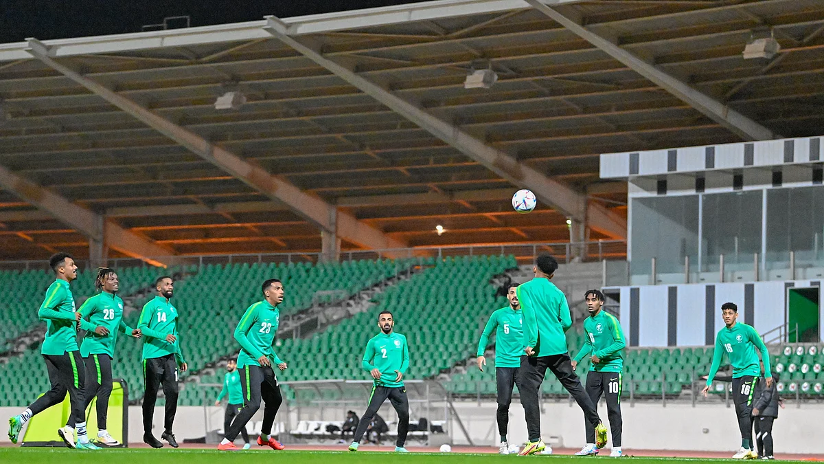 لاعبو المنتخب السعودي يؤدون التدريبات الجماعية