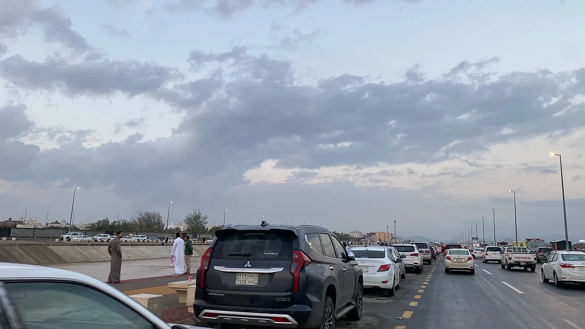 شاهد.. أهال شرق مكة يستمتعون بأجوائها وسط حضور أمني