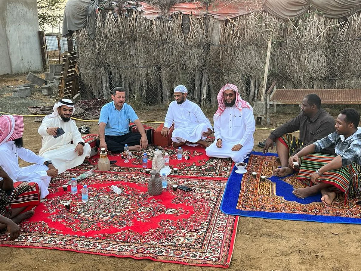 طلاب في "مشلحة صبيا" يحتفون بمُدرِّسهم بعد مرور 23 عامًا