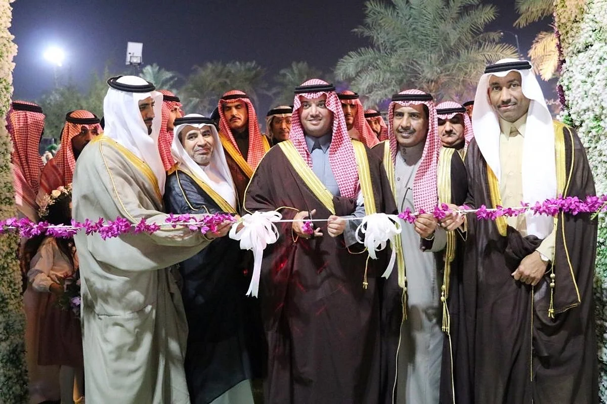 سعود بن طلال خلال تدشين كرنفال الزهور