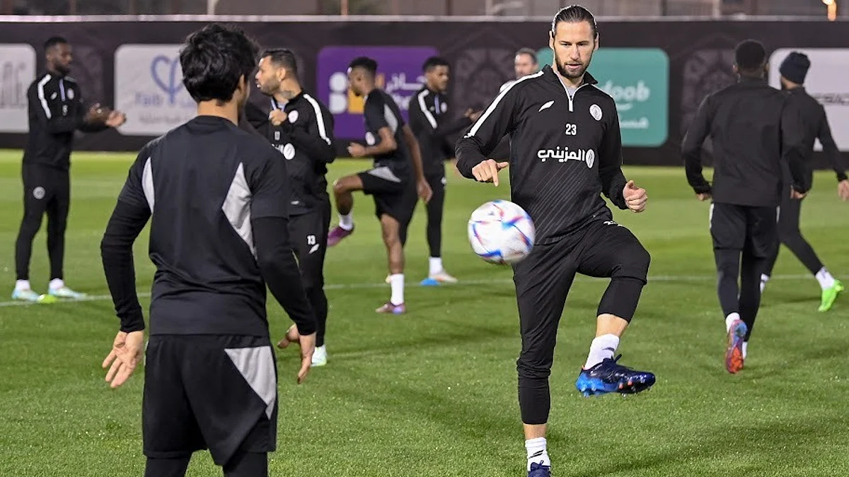 لاعبو الشباب يؤدون التدريبات