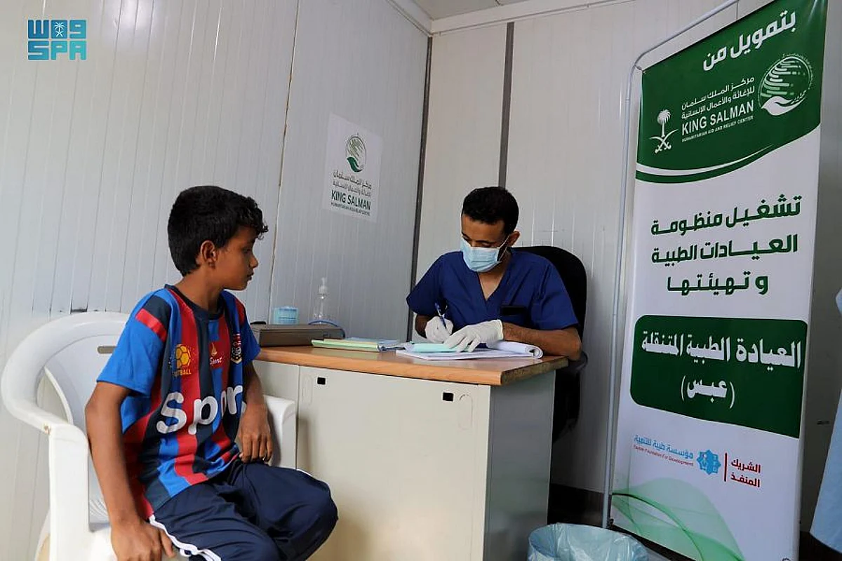 العيادات الطبية المتنقلة في عبس تُواصل تقديم خدماتها العلاجية للمستفيدين