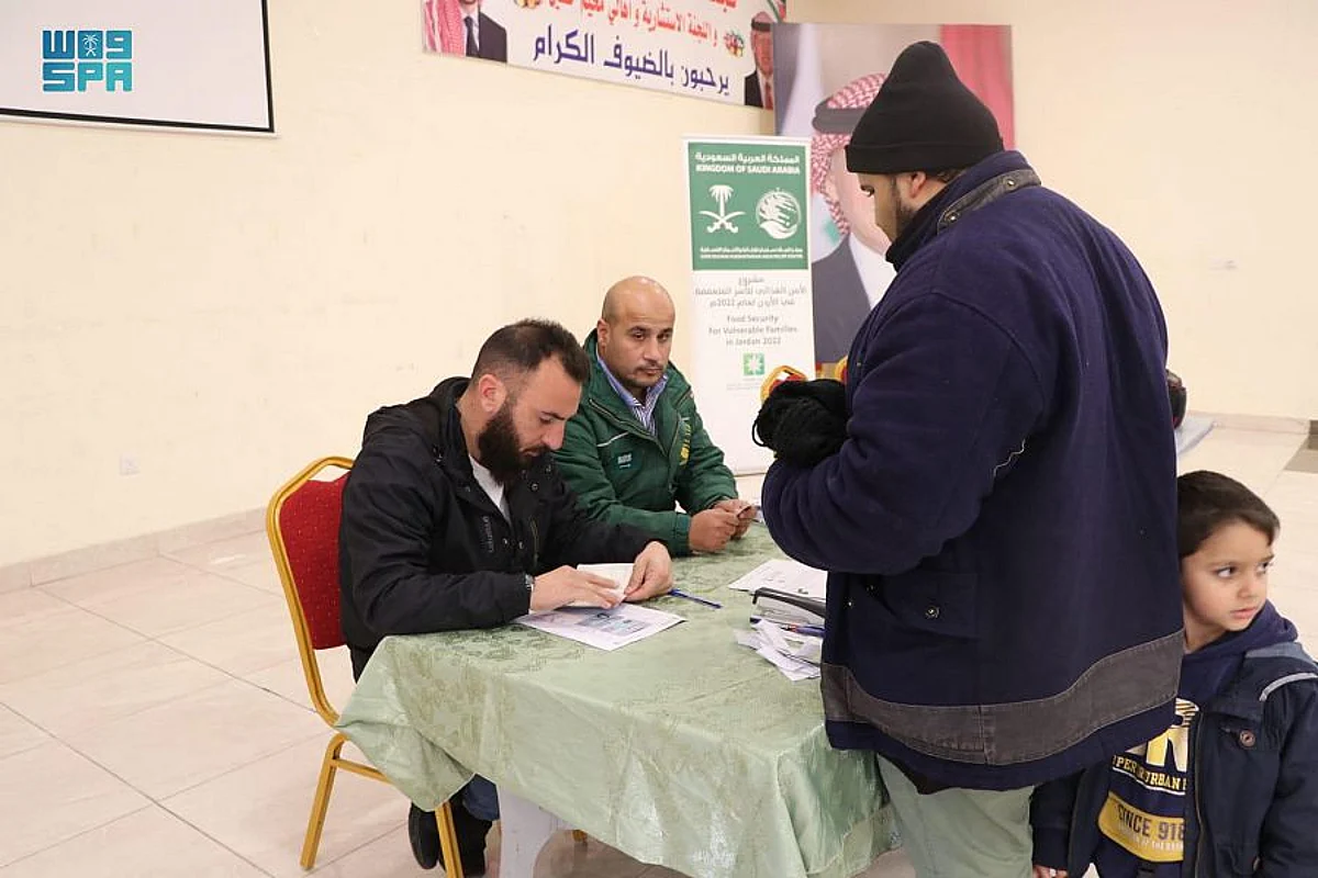 "إغاثي" الملك يوزع 250 كوبونًا غذائيًا على اللاجئين بمخيم حطين بالأردن