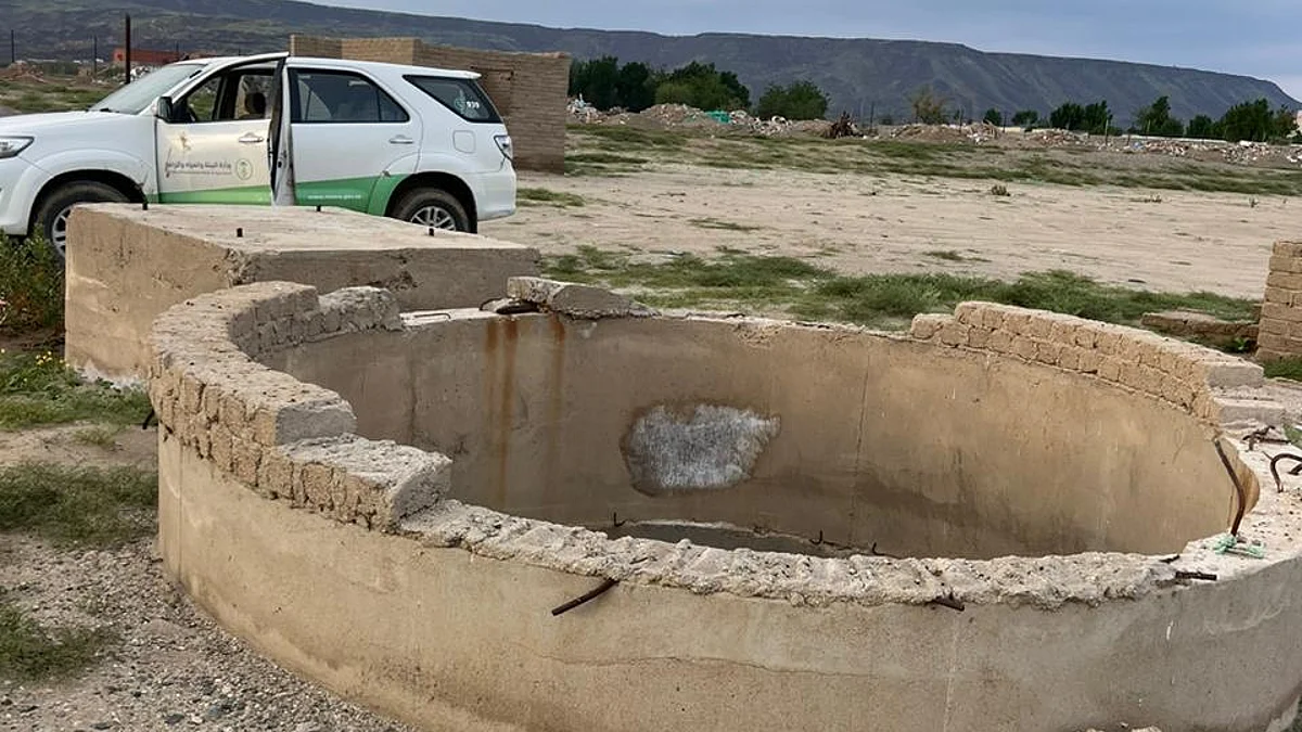 "بيئة الجموم" تستجيب لطلب مُواطن أبلغ عن بئر مكشوفة