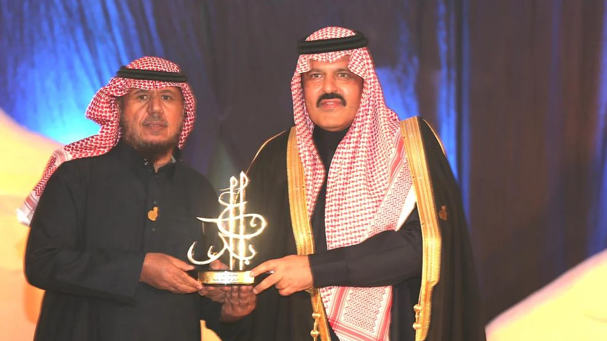الأمير عبدالعزيز بن سعد يسلم فهد القنون الجائزة