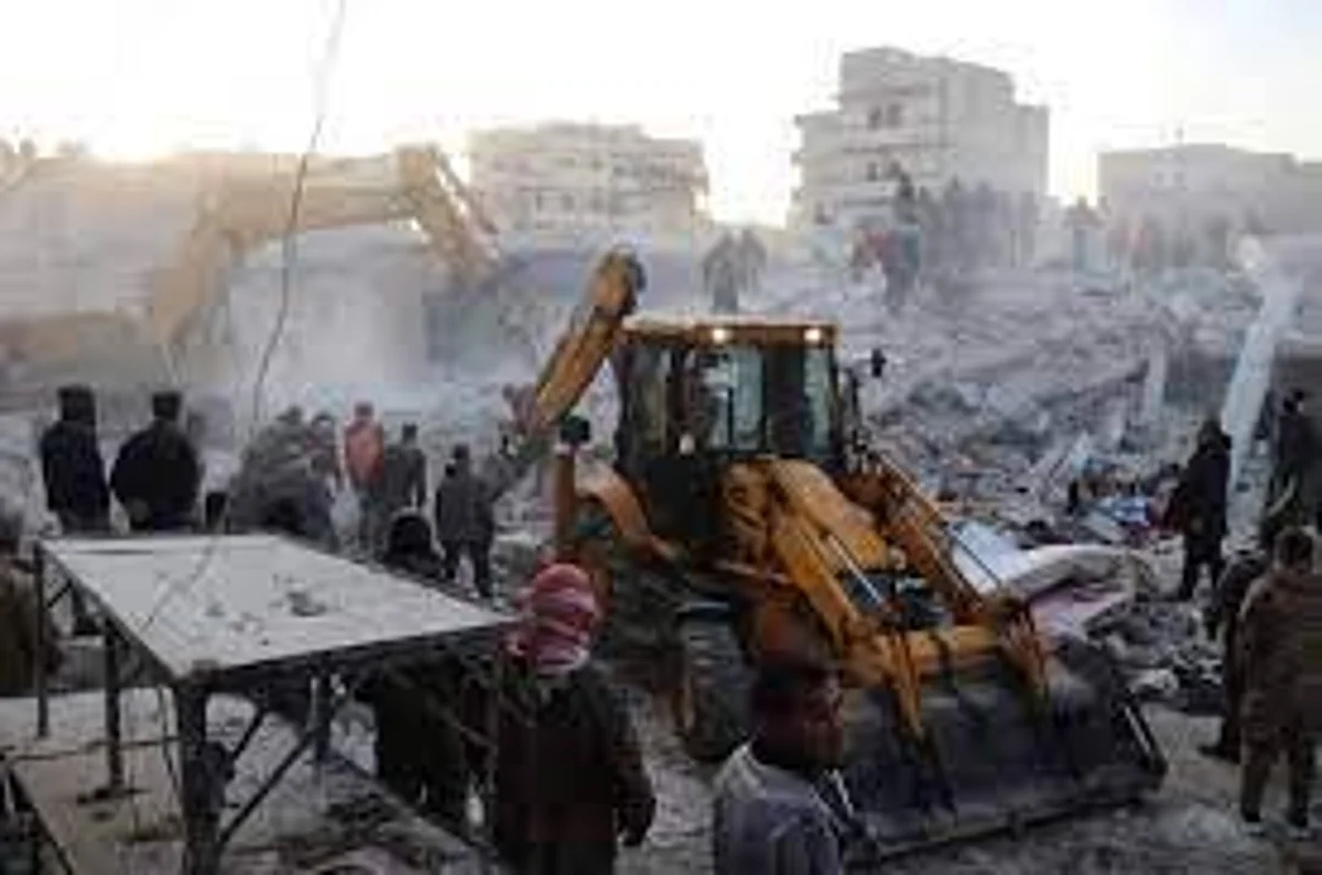 انهيار مبنى سكني يودي بحياة 13 سورياً في حلب