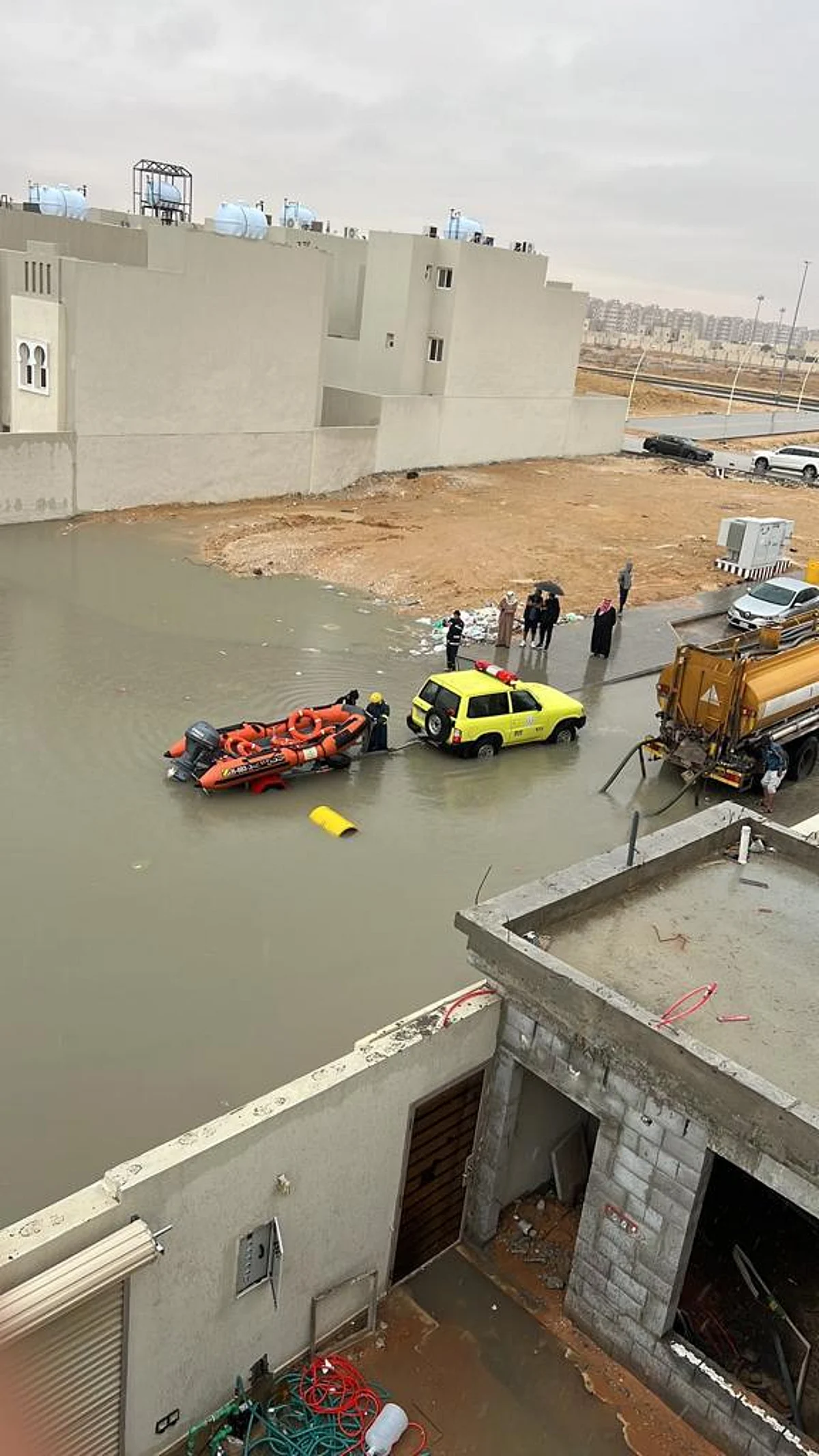 الدفاع المدني يخرج سكان مشروع بوابة الشرق