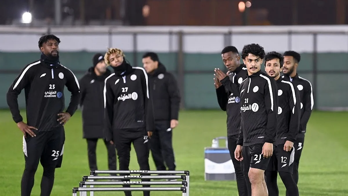 جانب من تدريبات لاعبي الشباب
